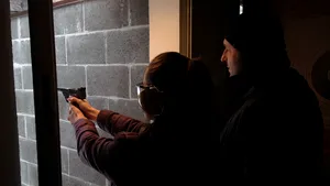 Valentine’s Day 2018: Tinerii au tras cu arma, într-un poligon din Bistriţa. Care au fost surprizele de care au avut parte la Cetatea de Scaun a Sucevei | GALERIE FOTO 