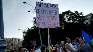 VIDEO Organizatorii, huiduiţi de protestatarii din Piaţa Victoriei pentru că au pus muzică pe scenă