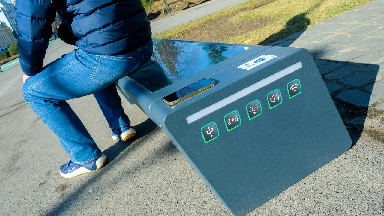 Bănci smart, cu panouri fotovoltaice şi internet wireless, instalate în centrul istoric din Braşov