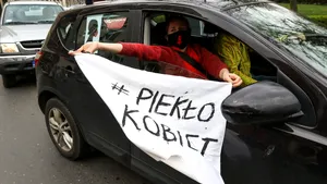 Proteste majore în Polonia, în timpul carantinei. Mii de femei au declanşat o grevă: 
