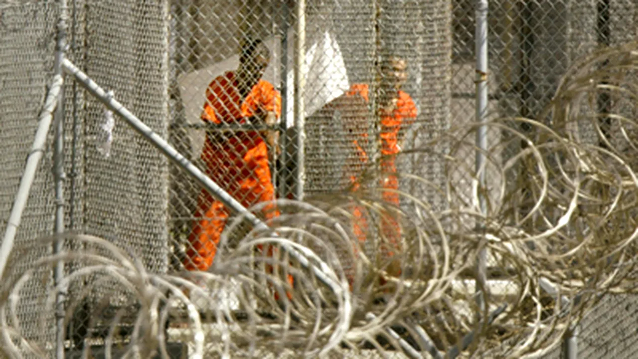 Congresul ridică parţial interdicţia de transferare în SUA a deţinuţilor de la Guantanamo