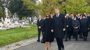 Soacra lui Klaus Iohannis a fost înmormântată în cadrul unei ceremonii private, cu 8 preoţi catolici - FOTO