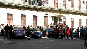 PROTEST spontan la direcţiile de Finanţe din ţară: Mii de angajaţi au oprit lucrul, acuzând majorarea pe ascuns a salariilor din Ministerul de Finanţe şi ANAF - FOTO