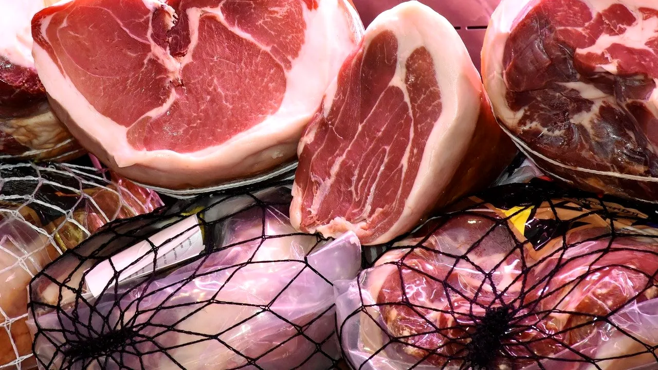ANPC a aplicat amenzi de peste 2 milioane de lei comercianţilor de produse din carne. Principalele nereguli găsite