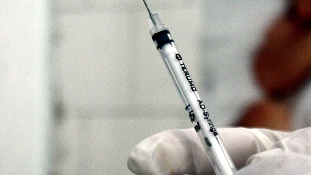 Un nou obstacol în calea imunizării. În centrele de vaccinare din Craiova nu sunt seringi