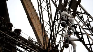 Schimbare radicală în Paris: Turnul Eiffel va fi vopsit într-o nouă culoare după mai bine de 50 de ani 