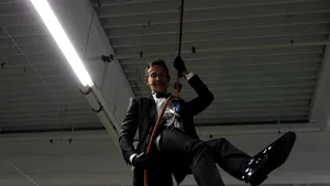 James Bond de Constanţa: Radu Mazăre a coborât în rapel la inaugurarea unui magazin