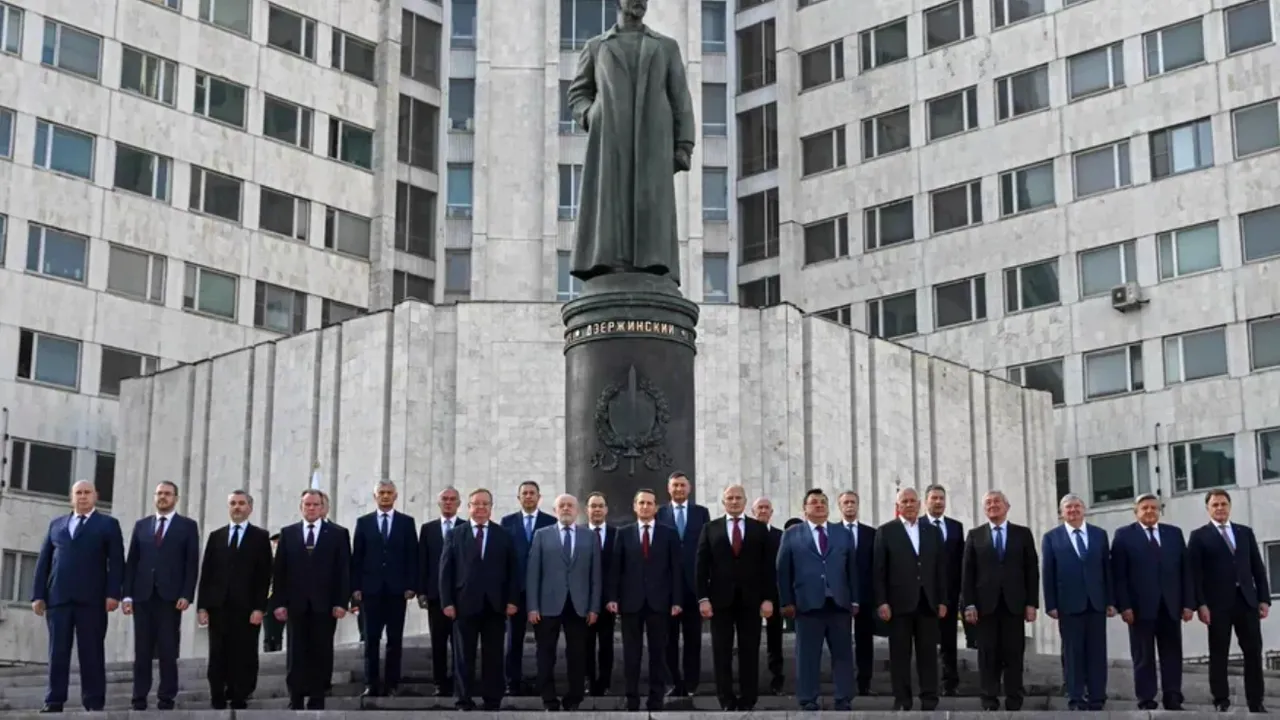 O statuie a fondatorului poliţiei politice sovietice CEKA, Felix Dzerjinski, a fost instalată din nou la Moscova