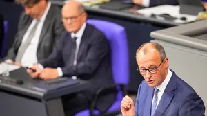 Milionarul Friedrich Merz, omul care şi-a făcut un scop în viaţă din a ajunge cancelarul Germaniei, crede că Merkel a greşit când a abandonat energia nucleară şi când a deschis porţile pentru un milion de imigranţi