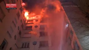 Suspiciuni de foc pus intenţionat în clădirea rezidenţială din Paris.O femeie a fost reţinută de poliţie 