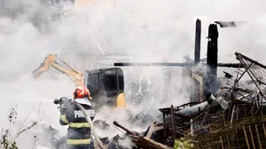 ISU Sibiu: Un detaliu minor poate duce la o tragedie. De la ce a pornit incendiul în care trei locuințe au ars