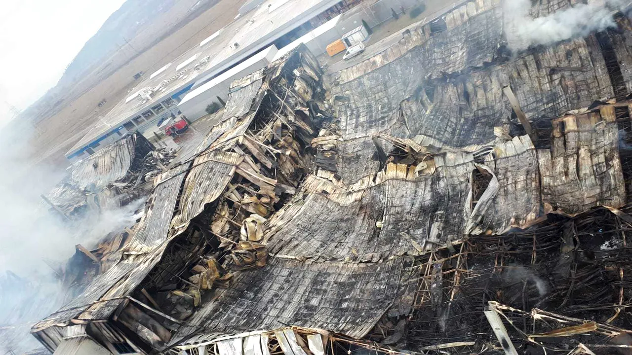 Incendiul care a distrus fabrica Solina din Alba Iulia, provocat de un scurtcircuit