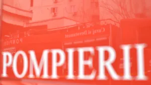 Misiune de Paşte. Un pui de pisică a fost salvat dintr-un panou publicitar de pompierii gălăţeni