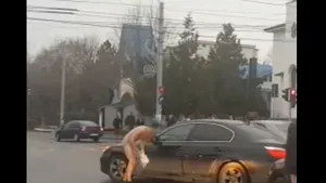 FARSĂ în trafic: Doi tineri din Ploieşti, amendaţi după ce s-au dezbrăcat în glumă pe stradă | VIDEO