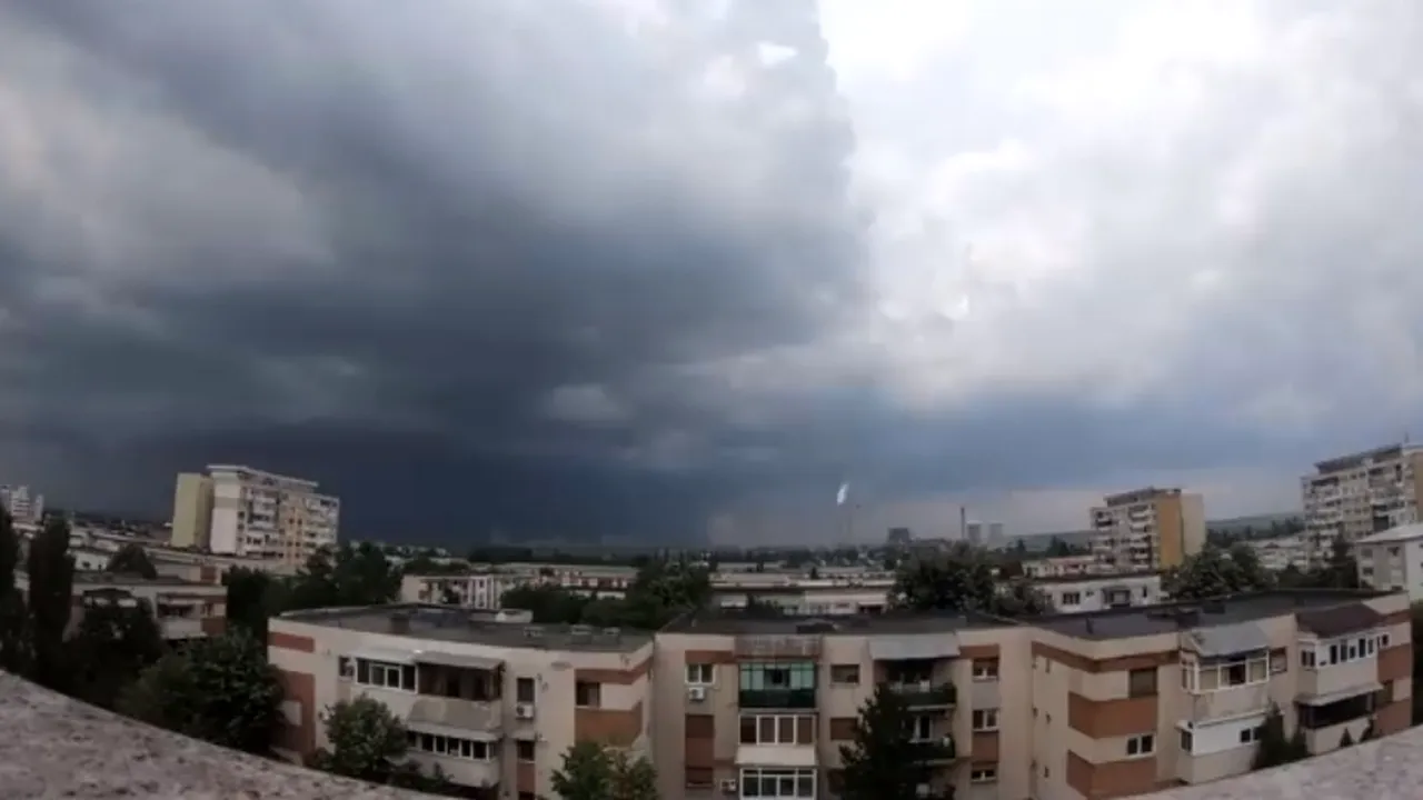 Fenomen potenţial periculos la Craiova: Nori de cenuşă de la o termocentrală, purtaţi de vânt peste gospodăriile din apropiere/ Reacţia autorităţilor | VIDEO