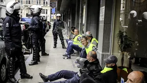 Protestele Vestelor Galbene au erupt din nou la Paris. Zeci de persoane au fost arestate/ Poliţia a folosit gaze lacrimogene
