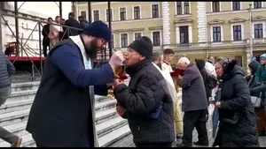 Controversă la Cluj după ce un preot a folosit aceeaşi linguriţă pentru a-i împărtăşi pe credincioşi. Mitropolie: Nimeni nu a adus lingura sa  | VIDEO