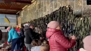 Imagini emoţionante. Civili, cu mic, cu mare, ţes plase de camuflaj pentru a-i ajuta pe soldaţii ucrainieni VIDEO