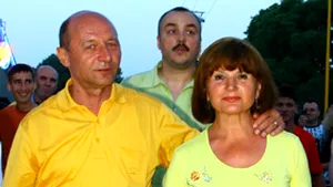Băsescu: Am vrut să merg la o terasă cu soţia mea, miercuri seară, şi nu am găsit nici una deschisă