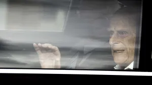 Prinţul Philip a fost externat, după patru săptămâni în spital. Soţul reginei Elisabeta s-a întos la reşedinţa regală