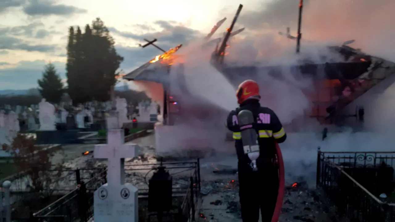 Incendiul la biserica de lemn din Râmnicu Vâlcea s-a produs din cauza unui redresor stricat