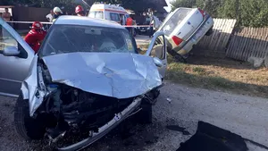 FOTO & VIDEO: Accident grav în Argeş: O persoană a murit, iar alte trei, printre care şi un copil de 2 ani, sunt rănite 