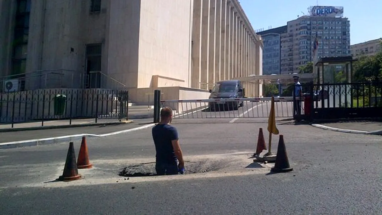 Groapă de jumătate de metru, lângă Guvern, la câteva zile de la asfaltare - GALERIE FOTO