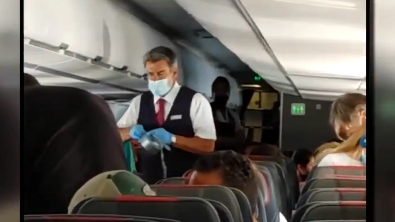 VIDEO Un adolescent a fost legat de scaunul avionului cu bandă adezivă, după ce a încercat să deschidă fereastra. Cum a decurs zborul