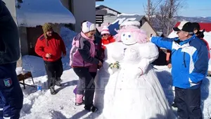 O cină romantică de Valentine's Day şi Udrea în arest, la Festivalul Oamenilor de Zăpadă din Straja - FOTO