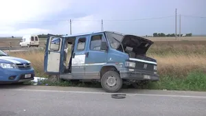 Un român a murit şi alţi 9 au fost răniţi după ce un microbuz s-a ciocnit cu un camion în Italia