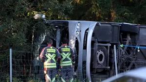 Autocar plin cu turiști, răsturnat pe o autostradă din Germania: doi morți și zeci de răniți