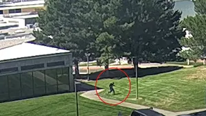 FBI publică o nouă filmare cu suspectul în cazul uciderii lui Charlie Kirk. Apel public către populație pentru identificarea lui