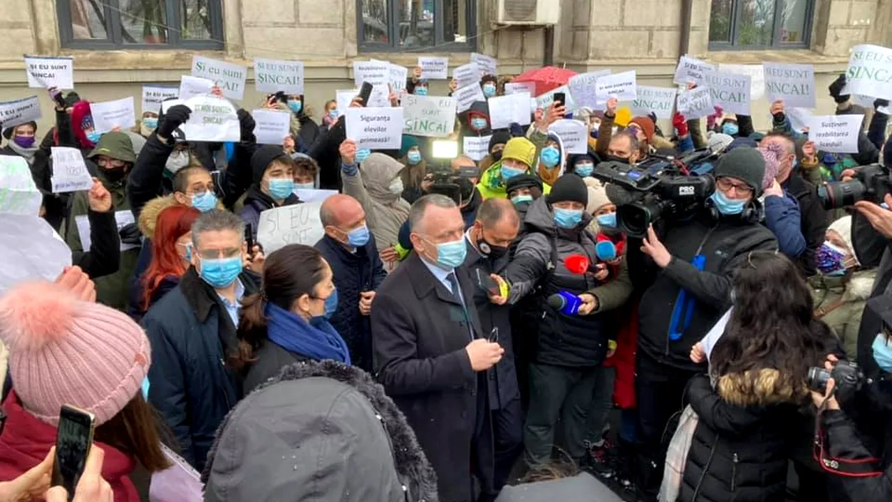 Proteste la Colegiul Şincai. Sorin Cîmpeanu se implică în scandalul relocării liceului din Capitală/ Primarul Băluţă: „Nu se va reloca în cursul acestui an şcolar”