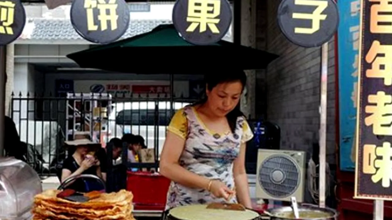 Viaţa în comunism: China îi sfătuieşte pe absolvenţii şomeri să devină vânzători stradali