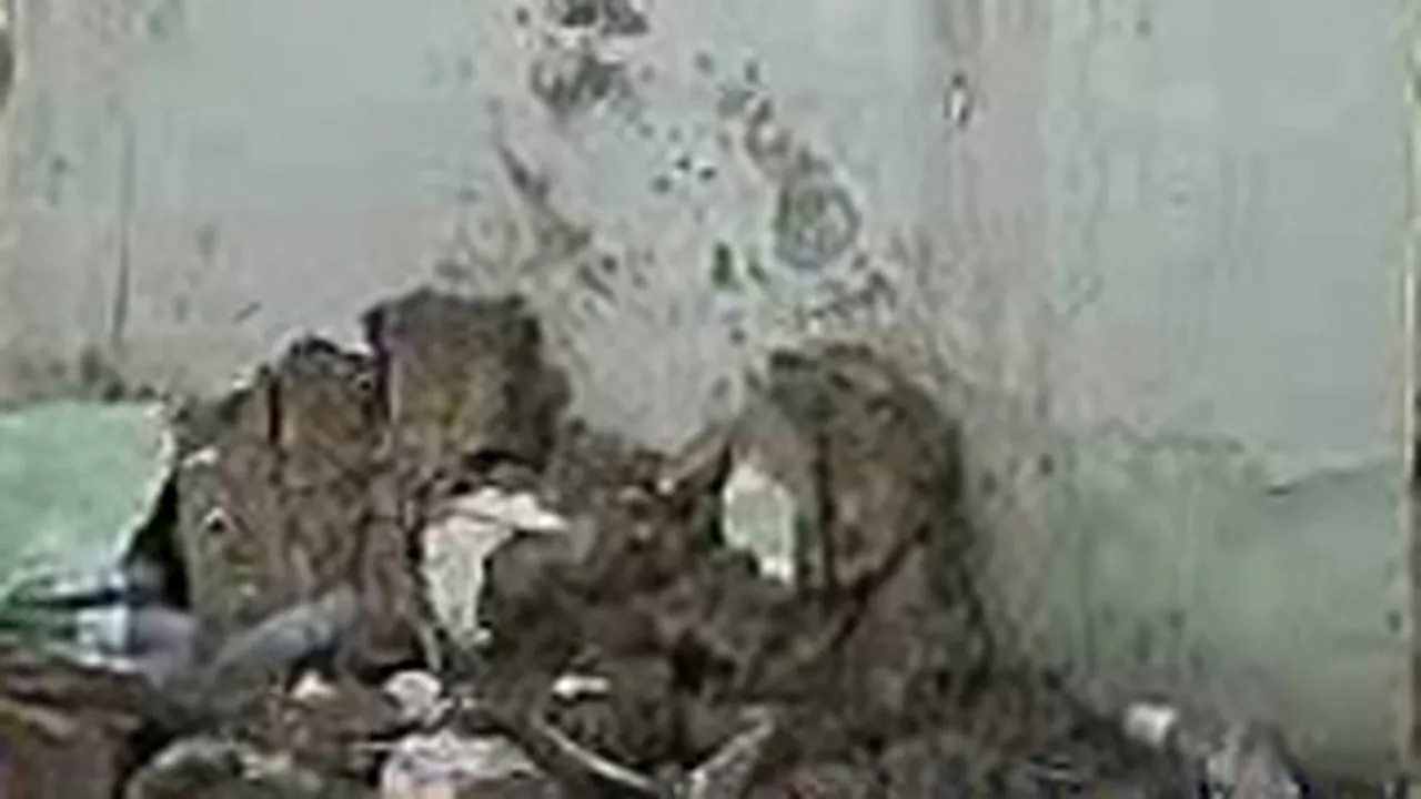 Doi adolescenţi, răniţi de un zid care s-a prăbuşit peste ei