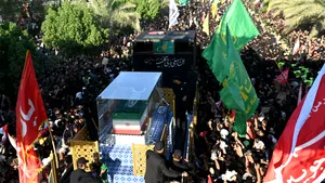 Sicriul lui Ali Khamenei a ajuns în Irak. Mii de oameni participă la funeralii