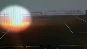 VIDEO Un fotbalist a fost lovit de fulger în timpul antrenamentelor. Sportivul a ajuns la terapie intensivă în comă indusă