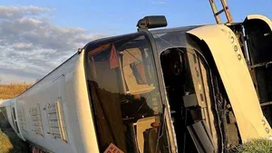 Un autobuz cu circa 50 de ucraineni s-a răsturnat în Italia: un mort şi mai mulţi răniţi