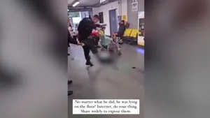 Ofiţer de poliţie filmat când lovea cu picioarele un bărbat pe Aeroportul din Manchester, suspendat