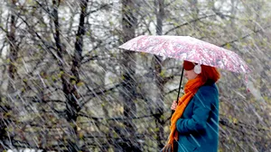 METEO. Prognoza ANM: Vremea se răcește în toată țara, iar ploile se transformă treptat în lapoviță și ninsoare