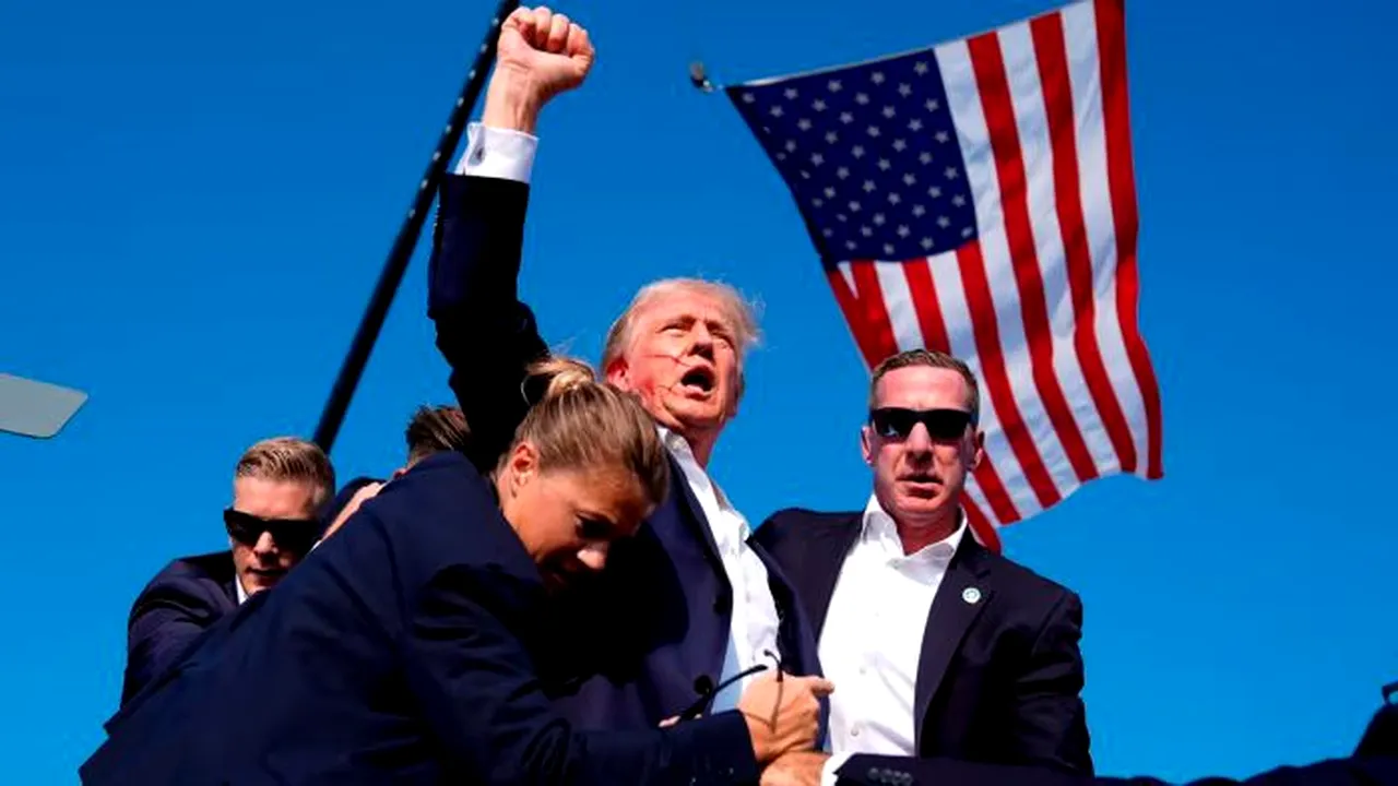 UPDATE: Atacatorul de la mitingul lui Trump, identificat / Trump, văzut ieşind din avion după tentativa de asasinat / Doi morţi: atacatorul şi o persoană din public. 