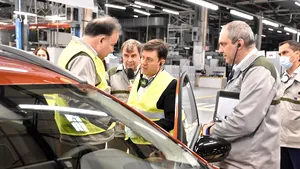 Ministrul Economiei, în vizită la Dacia: Industria auto, unul dintre cele mai afectate segmente în timpul războiului