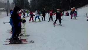Tehnici de supravieţuire, bal mascat sau drumeţii la taberele de schi de pe Valea Prahovei