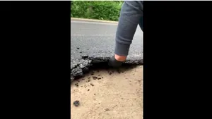 Demonstraţie de incompetenţă: Asfaltul turnat de câteva zile pe o stradă la Vatra Donei se poate îndepărta uşor cu mâna | VIDEO