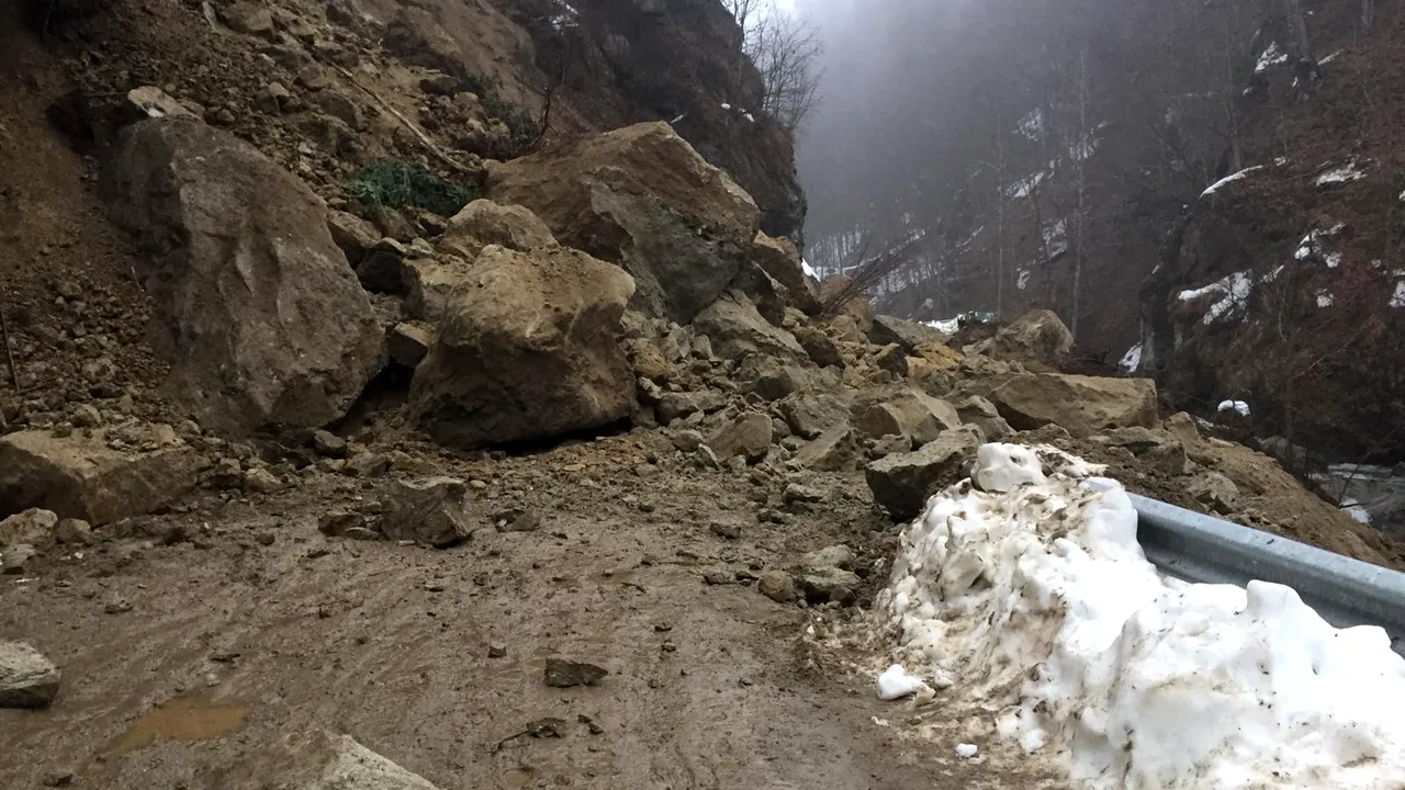Drum judeţean din Vâlcea, blocat de o stâncă care a căzut de pe munte