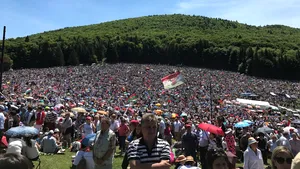 FOTO Zeci de mii de oameni, între care preşedintele Ungariei, la slujba de Rusalii de pe muntele Şumuleul Mic din Harghita/ 110 persoane care au participat la procesiunea de Rusalii au necesitat îngrijiri medicale