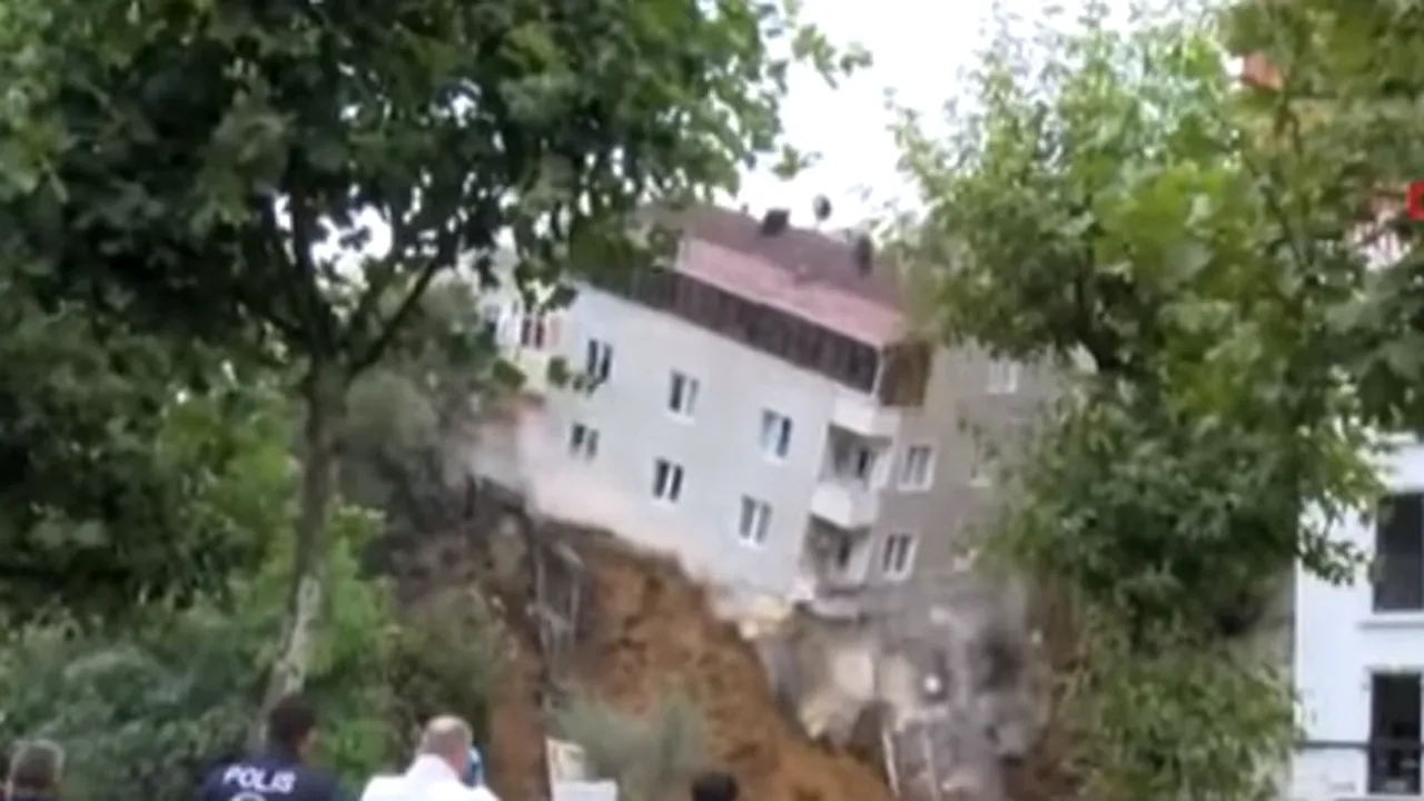 DRAMATIC: O clădire cu patru etaje s-a prăbuşit în centrul Istanbulului din cauza ploii | VIDEO