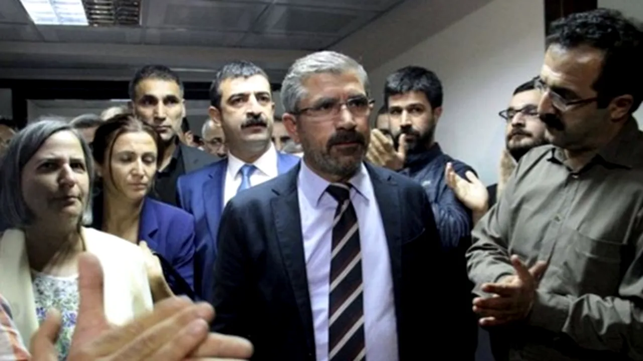 Aproximativ 50.000 de persoane au participat la funeraliile avocatului prokurd Tahir Elçi