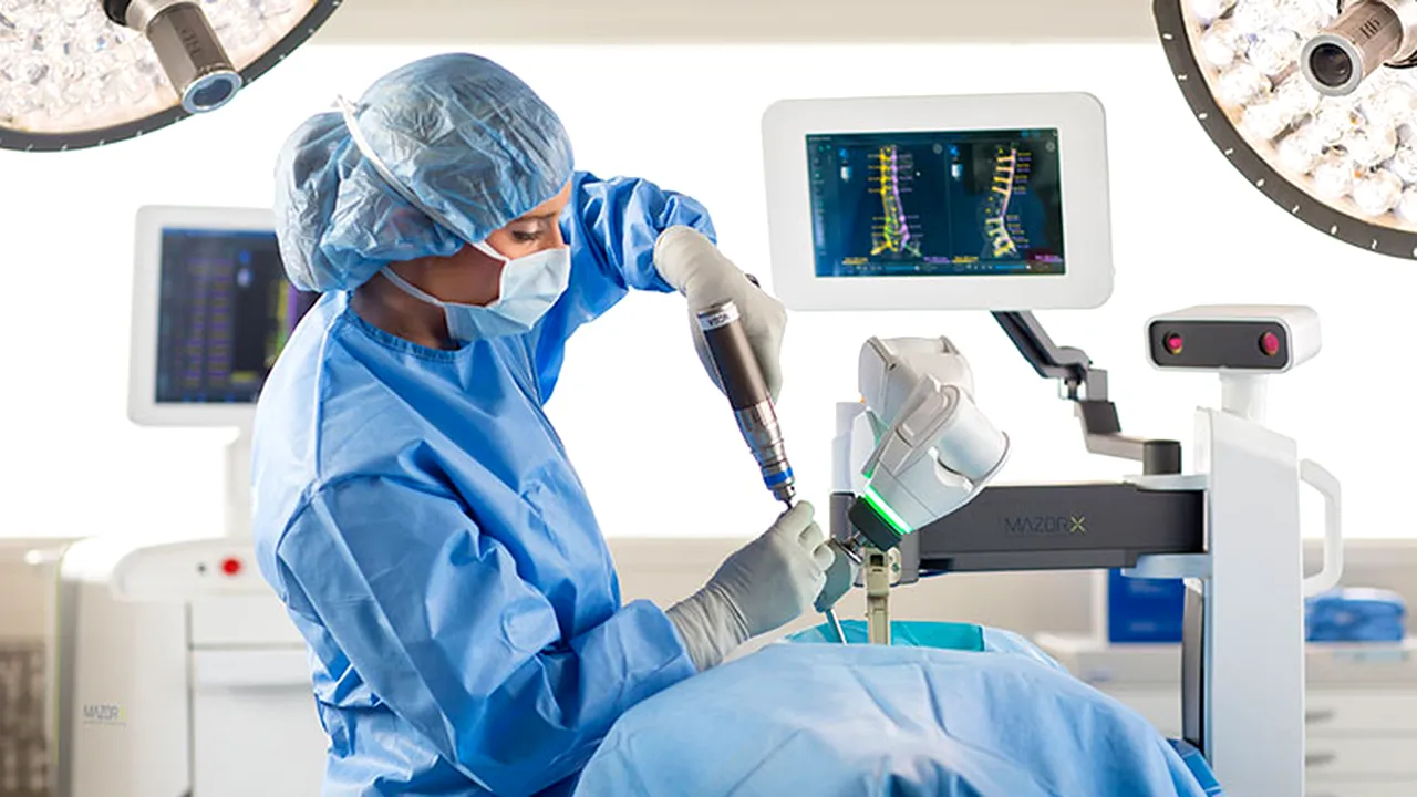 Operaţie la Iaşi cu cel mai performant robot folosit în chirurgia spinală