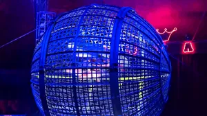 Cușca sferică a morții: decesul unui motociclis acrobat în timpul unui spectacol de circ din Italia